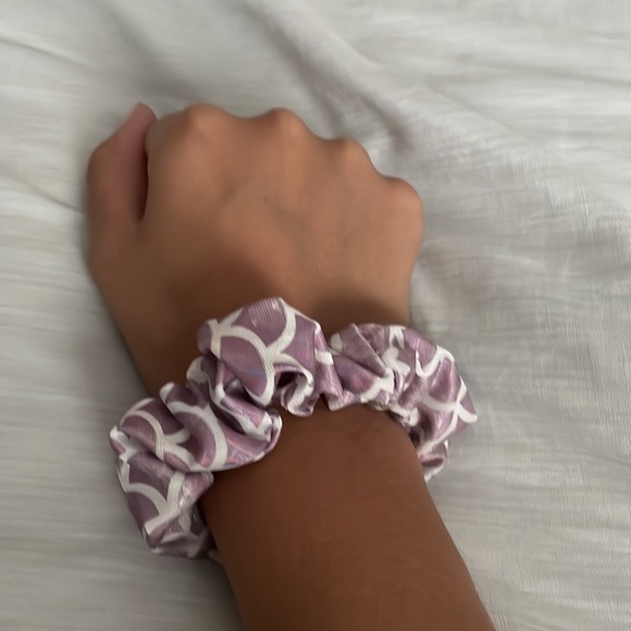 Pink metallic mermaid scrunchie - Picture 4 of 4